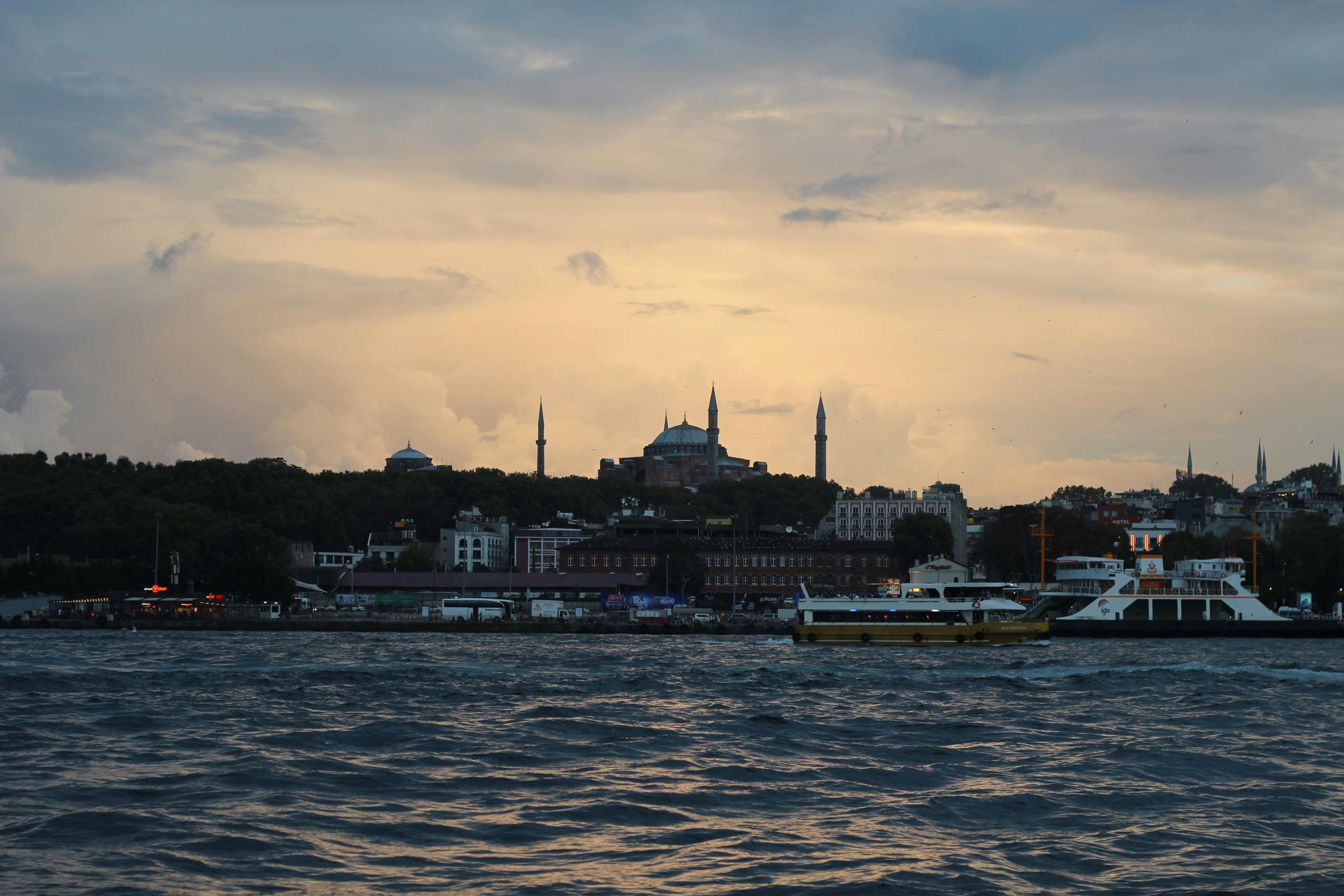 Skyline d Istanbul avec ses monuments et le Bosphore